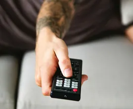 Dit is waarom je nooit voor de tv in slaap moet vallen!