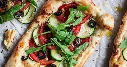 Wie wäre es mit einer Blätterteig-Pizza? Lecker!