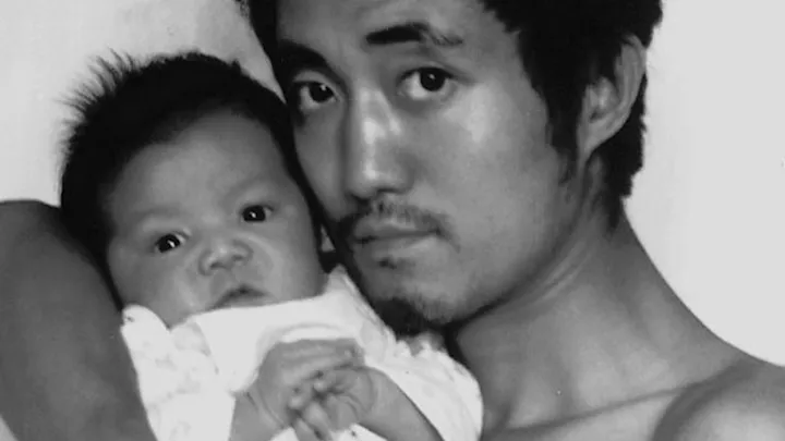 Papá e hijo se toman la misma foto todos los años durante 27 años y la última es particularmente conmovedora