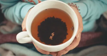 Como se livrar das manchas de chá marrom em sua caneca
