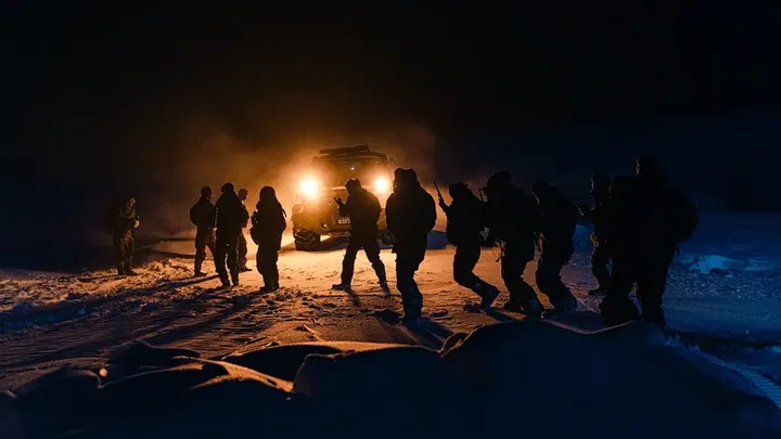 Er dachte, er sei allein auf dem Eis - bis ein riesiger Eisbär auftauchte