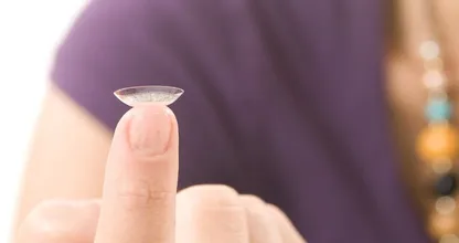 Contactlenzen kun je om deze reden beter niet door het toilet spoelen