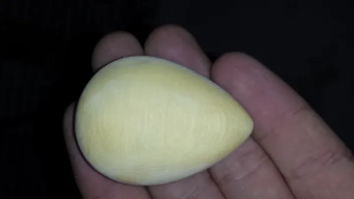 Un homme fabrique un collier pour sa petite amie, qui est stupéfaite lorsqu'elle découvre ce qu'il contient