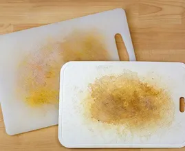 Hardnekkige vlekken in plastic snijplank? Zo kom je ervan af