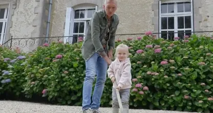 Hilariteit in Chateau Meiland: de kleine Claire verwoest de tuin