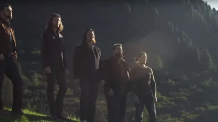 Un a capella de voces masculinas en l medio de las montañas. Escucha estas sensacionales voces.