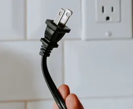 Dovresti staccare la spina dei tuoi dispositivi quando non li usi?