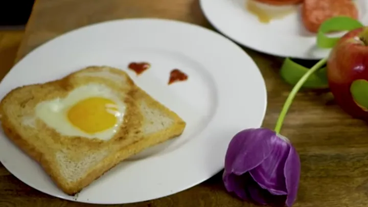 In nur 5 Minuten zauberst du mit diesen Tricks ein ganz besonderes Valentinstag Frühstück!