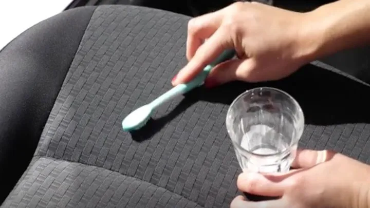 Une tache sur la tapisserie de votre voiture ? Essayez de l’enlever grâce à cette astuce !