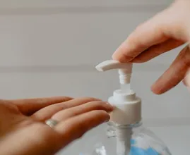 Apparemment, nous utilisons mal le gel nettoyant pour les mains