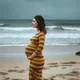 Un homme photographie sa femme enceinte mais voit quelque chose d'étonnant à l'arrière-plan