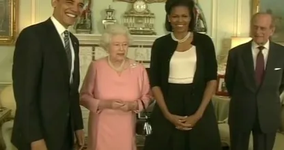 Michelle Obama blikt terug op verbreken van protocol toen ze bij koningin Elizabeth was