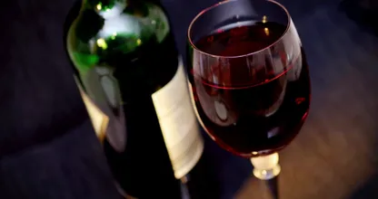 Huch? Wir trinken Rotwein scheinbar die ganze Zeit falsch! So machst du es richtig!
