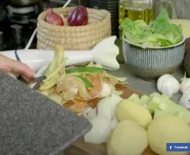 Arbeitsfläche zu klein? Mit diesem Trick kreierst du sofort mehr Platz in der Küche.