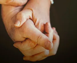 Hijo adoptivo se reencuentra con su madre biológica después de 58 años