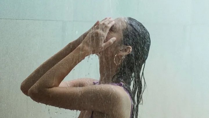 Waarom je je haar maar één keer in de twee maanden moet wassen