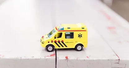 Held! Kleuter (5) redt leven van zijn moeder met z'n speelgoedambulance