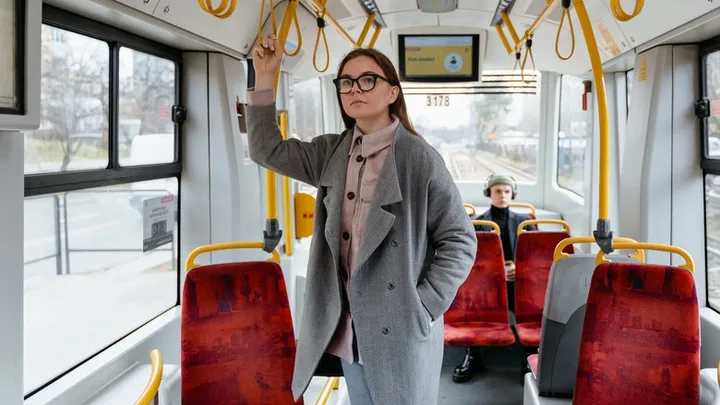 Un garçon entre dans un bus pieds nus, la conductrice appelle immédiatement la police