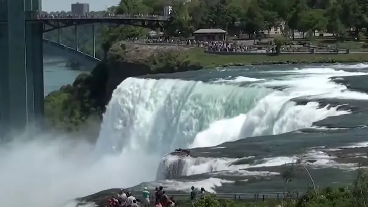 Découverte incroyable après l'assèchement des chutes du Niagara en 1969