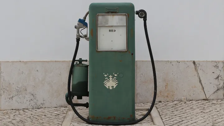 Averigua: ¿puedes poner gasolina en tu coche mientras está encendido?