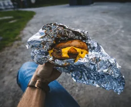 É por isso que você não deve embrulhar os restos de comida em papel alumínio