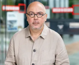 NPO-directeur Frans Klein legt werk neer na misstanden DWDD