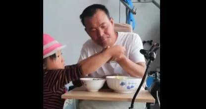 Ontroerende video: zesjarig meisje zorgt voor haar verlamde vader nadat moeder hen verlaat