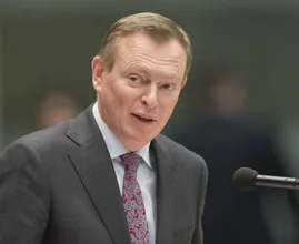 Twitter steekt minister Bruno Bruins een hart onder de riem na flauwvallen tijdens debat