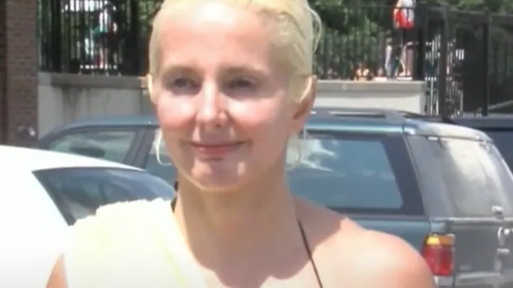 Une mère doit quitter immédiatement un parc aquatique parce qu'elle portait une ''tenue inappropriée''.