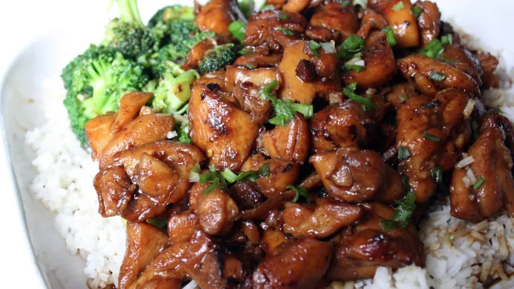 Rezeptidee fürs Abendessen gefällig? Dieses Mongolische Hühnchen ist genau das Richtige!