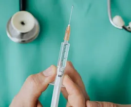 Vaccinatiedirecteur durft niet te zeggen of iedereen eind dit jaar ingeënt is