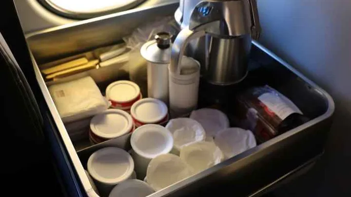 Una Azafata Ve a Su Marido en el Avión - Pero Se Da Cuenta de un Detalle Sorprendente