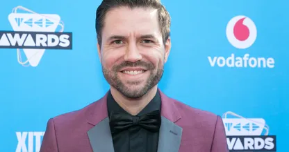 Simon Keizer verklaart waarom hij dochter Kiki in het Engels opvoedt