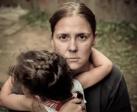 Una madre con un bambino si rivolge all'accattonaggio per sopravvivere, poi il suo segreto viene scoperto.