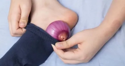 Sie steckt nachts eine halbe Zwiebel in eine Socke. Du wirst nicht glauben was am nächsten morgen geschah