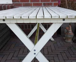 Met deze tip haal je in een handomdraai de vieze groene aanslag van je houten tuinmeubelen