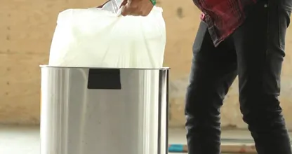 Blijft je volle vuilniszak altijd vastzitten in de vuilnisbak? Met dit belachelijk makkelijke trucje is dat voorgoed verleden tijd!