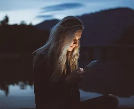 Is het blauwe licht van je telefoon en laptop echt slecht voor je huid?