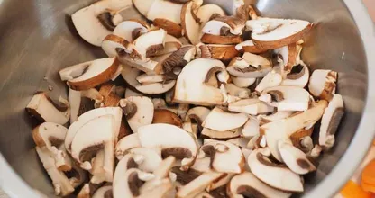 Mit diesem Trick 10 Champignons schneiden und das in unter 1 Minute - ganz ohne Messer!