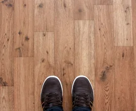 Zo verwijder je zwarte strepen van je houten vloer