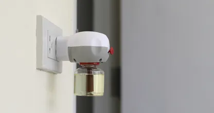 Muggenstekker in de slaapkamer: kan dat eigenlijk kwaad?