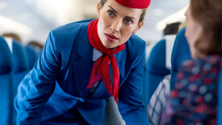 Flugbegleiter flüsterte: "Sie müssen das Flugzeug sofort verlassen" - Passagier ist erkältet, um die Wahrheit zu erfahren..