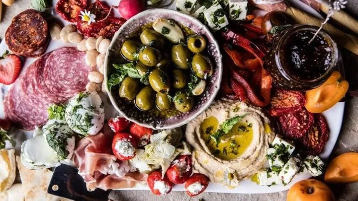 Die wirklich leckerste Antipasti mit würzigem Auberginen-Dip! Wer bekommt da keinen Appetit!