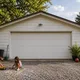 In dieser Garage wohnt eine ganze Familie – aber wartet erst mal, bis ihr seht, wie es drinnen aussieht