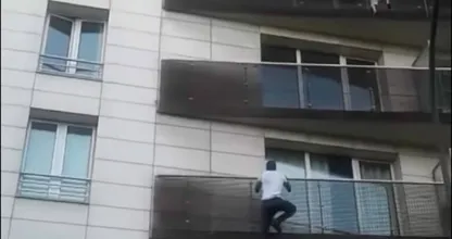 'Held van Parijs': man redt jongetje dat aan het balkon van de vijfde verdieping bungelt