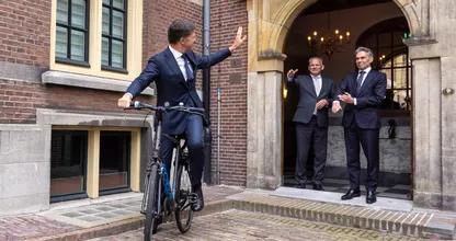 Rutte draagt stokje officieel over aan Dick Schoof, de nieuwe premier van Nederland