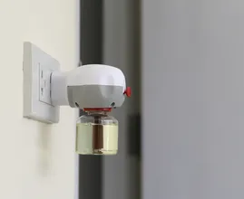 Muggenstekker in de slaapkamer: kan dat eigenlijk kwaad?