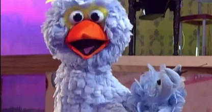 Deze vrouw speelt al 27 jaar lang de blauwe vogel 'Pino' in Sesamstraat
