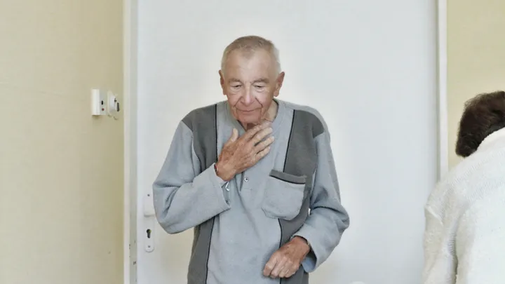 Dying grandpa teaches selfish granddaughter, who refused to take care of him, a lesson