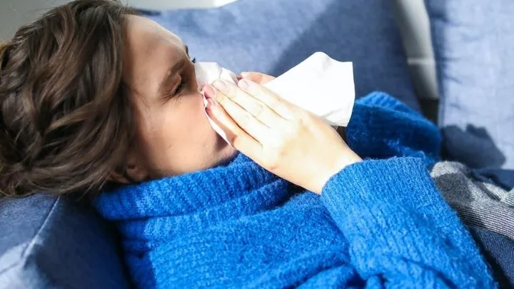 Les symptômes du coronavirus apparaissent chez la plupart des patients dans un ordre précis